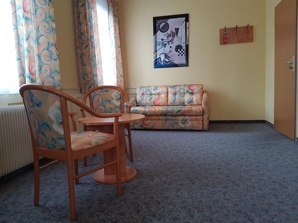 Traube Hotel Oeffingen Фелльбах Экстерьер фото